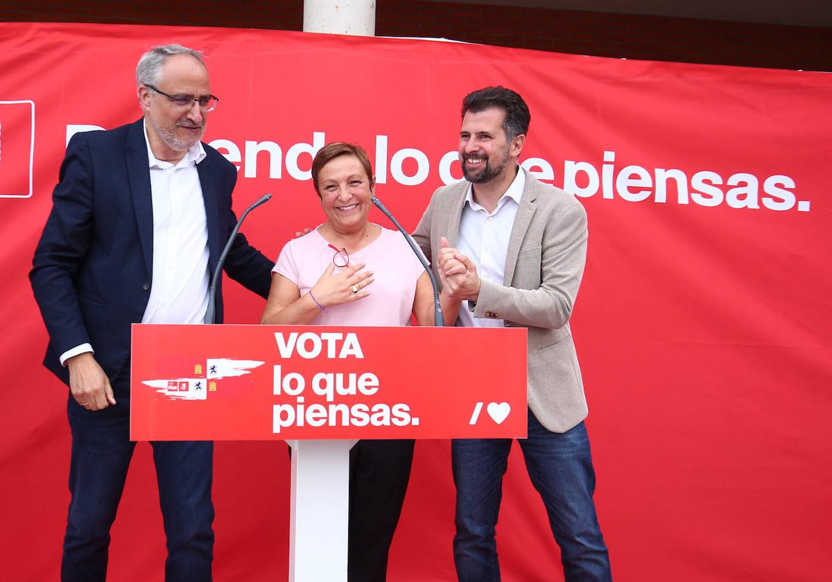 El secretario general del PSCyL, Luis Tudanca, participa en un mitin en la pedanía ponferradina de Fuentesnuevas.