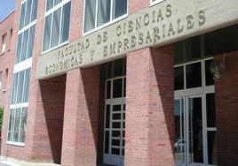 Facultad de Ciencias Económicas y Empresariales de la Universidad de León.