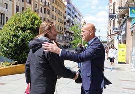 León encara la recta final de la capaña hacia el 28M y el núcleo político se concentra en una misma calle este viernes | Ordoño II ha visto pasear por su peatonalizada vía al vicepresidente de Vox en la Junta, el procurador de Podemos en las Cortes y el alcalde socialista con el popular Mañueco a escasos metros en un mitin en El Cid