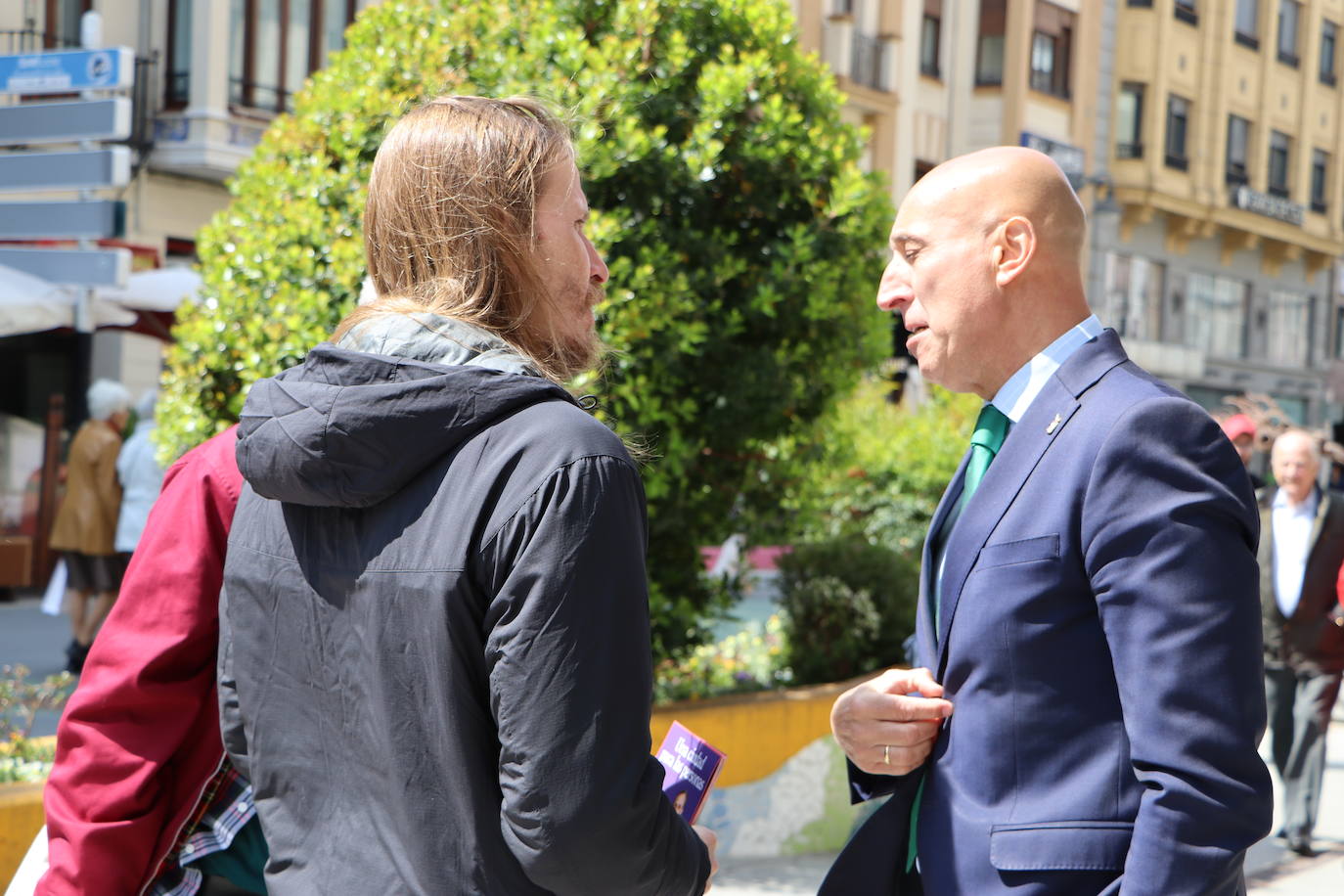 León vive una intensa jornada política