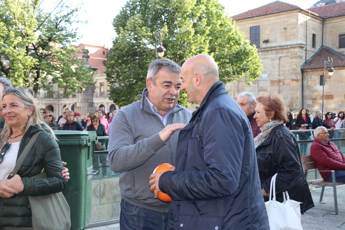 Una fiesta en mitad de la campaña electoral
