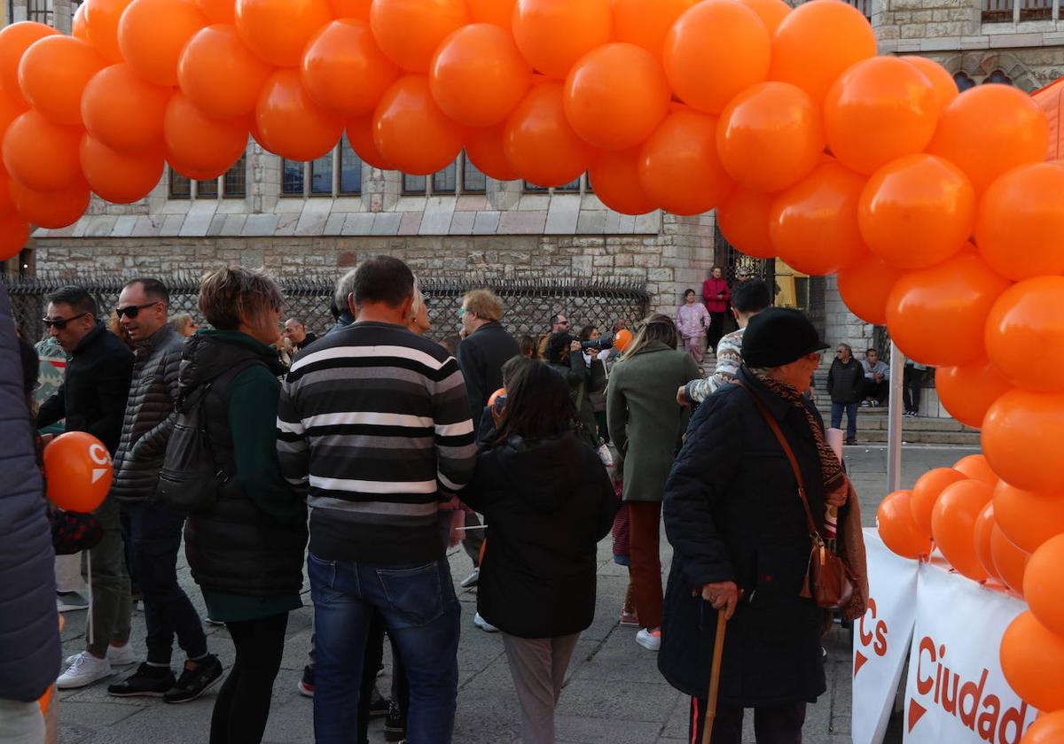 Una fiesta en mitad de la campaña electoral