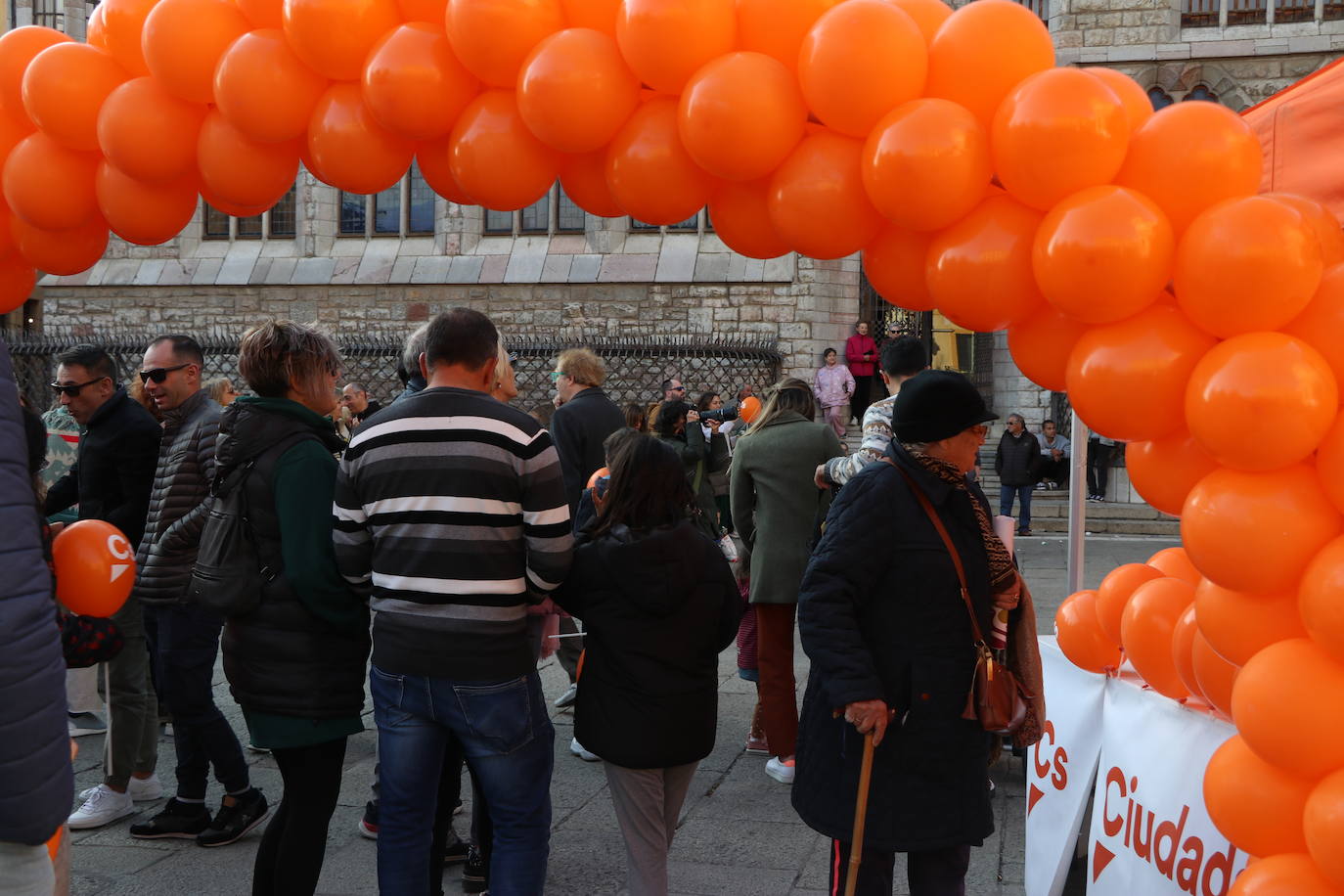 Una fiesta en mitad de la campaña electoral