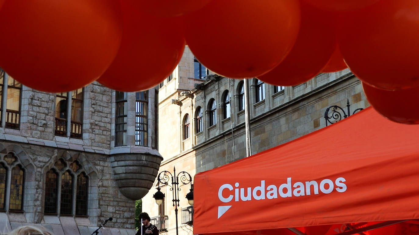 Una fiesta en mitad de la campaña electoral