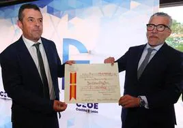 El presidente de la Federación Leonesa de Empresarios del Bierzo, Javier Morán (I), entrega la insignia de oro al Empresario Berciano del Año 2023, Delmiro Vega (D).