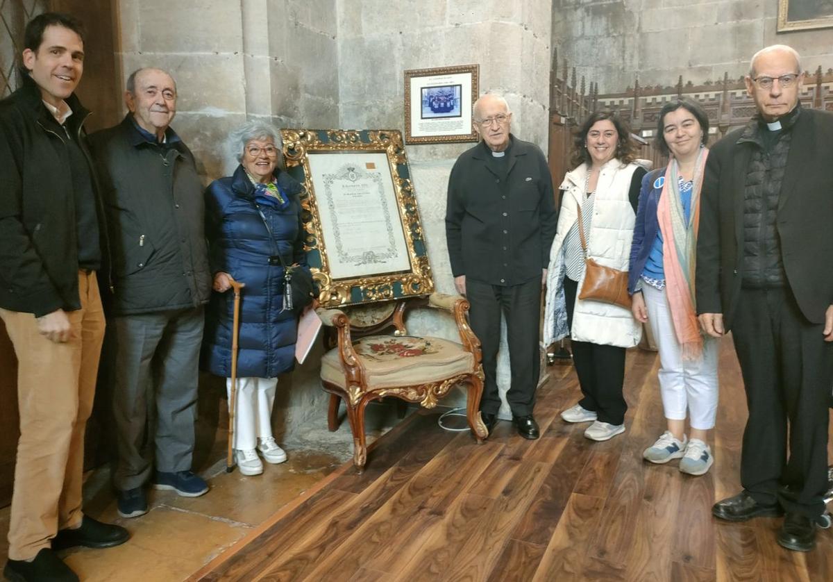 Foto de familia tras proceder a la donación del título al archivo de la Catedral de León.