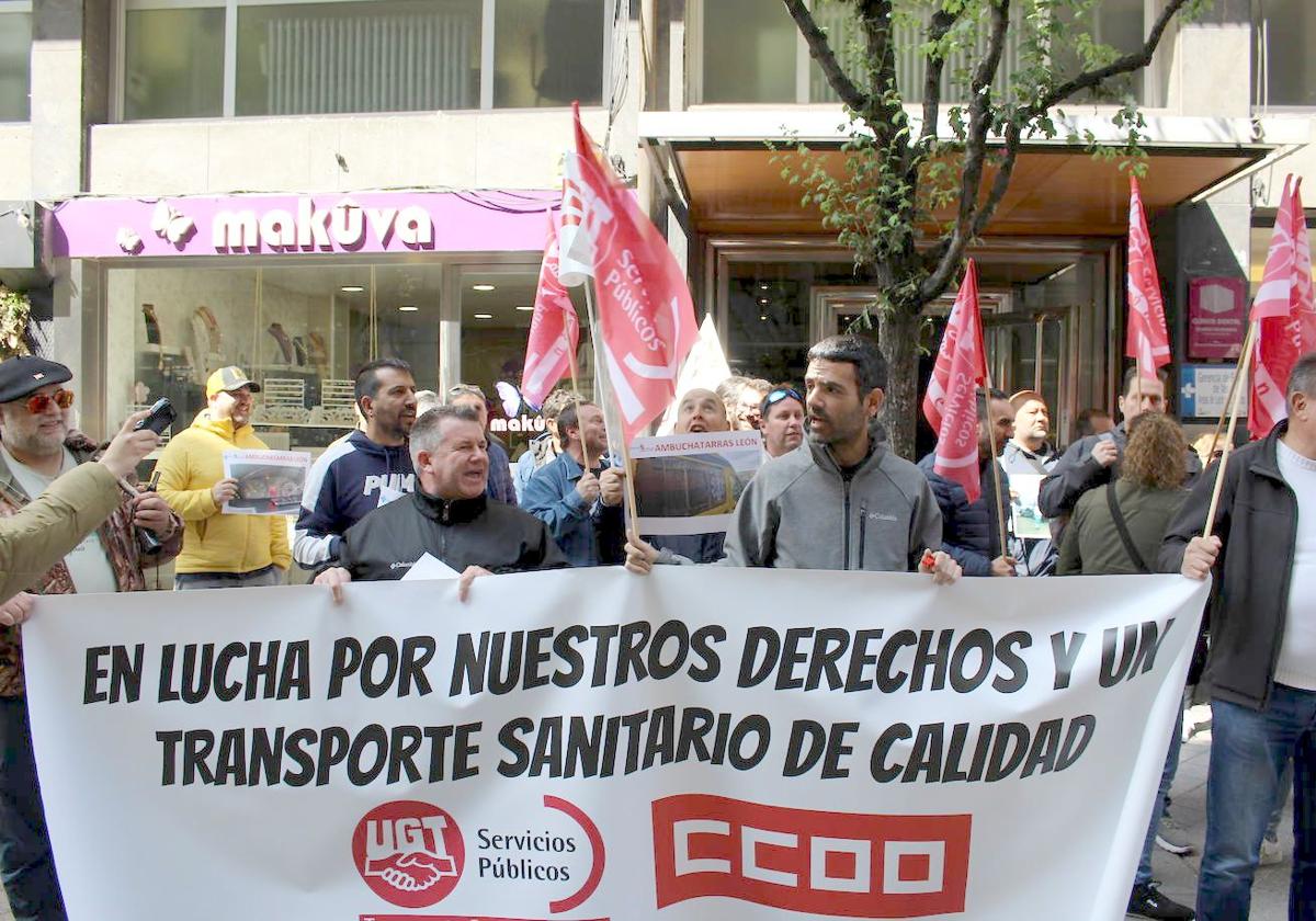 Manifestación del personal de transporte sanitario este viernes en León.