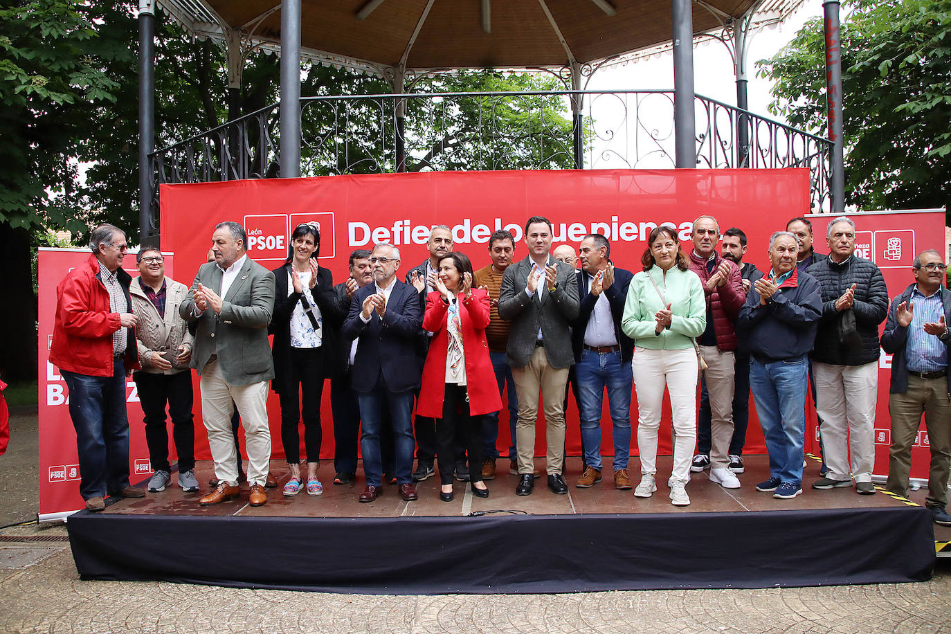 La ministra de Defensa participa en la presentación de las candidaturas del PSOE en La Bañeza