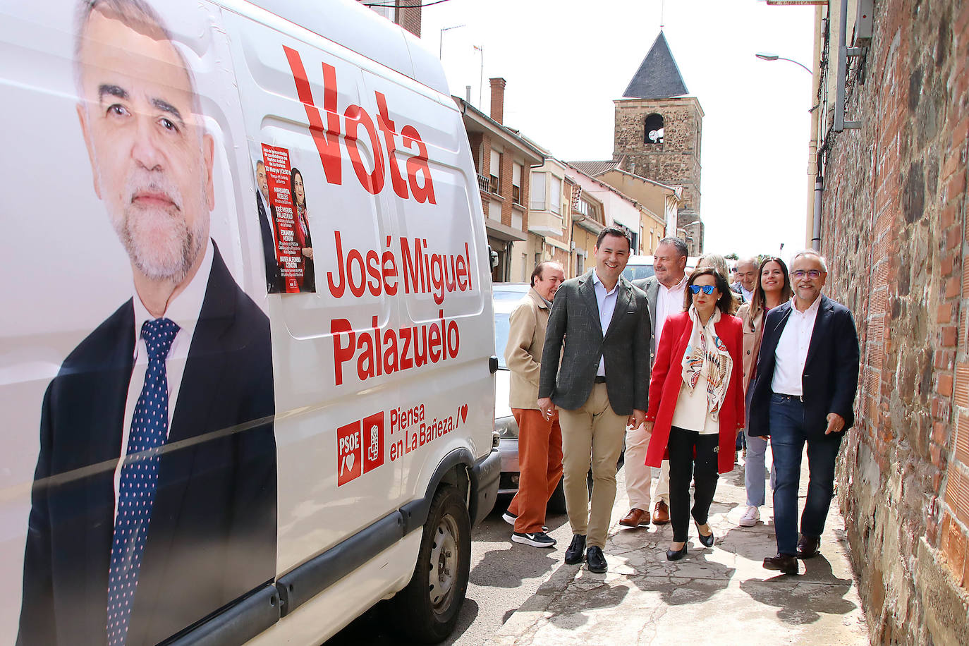 La ministra de Defensa participa en la presentación de las candidaturas del PSOE en La Bañeza