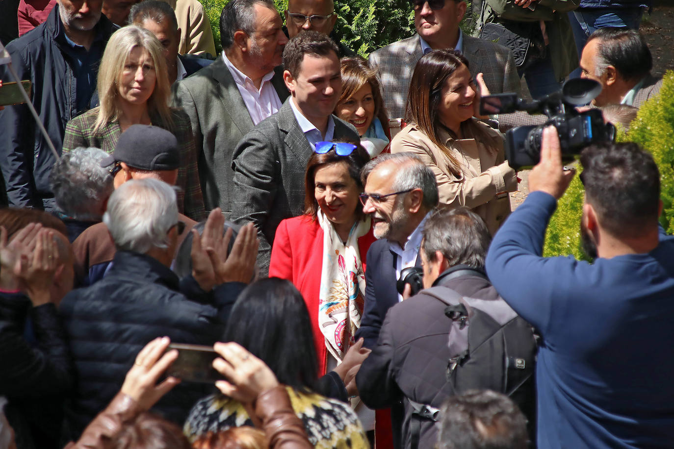 La ministra de Defensa participa en la presentación de las candidaturas del PSOE en La Bañeza