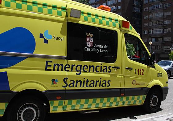 Imagen de archivo de una ambulancia de la Junta de Castilla y León.
