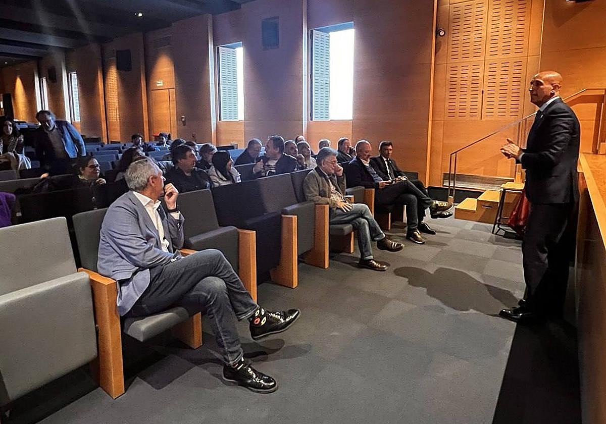 Diez en su encuentro con las Cofradías y Hermandades de la Semana Santa de León.