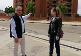 José Luis Nieto y Ester Muñoz, junto a las viviendas de los camineros en Rectivía, en Astorga.