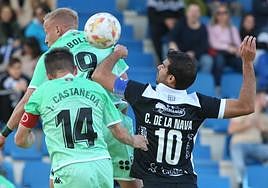 Obolskii y Castañeda pugnan un balón ante De La Nava.