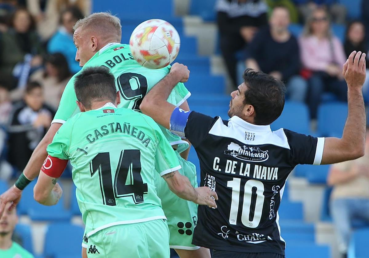 Obolskii y Castañeda pugnan un balón ante De La Nava.