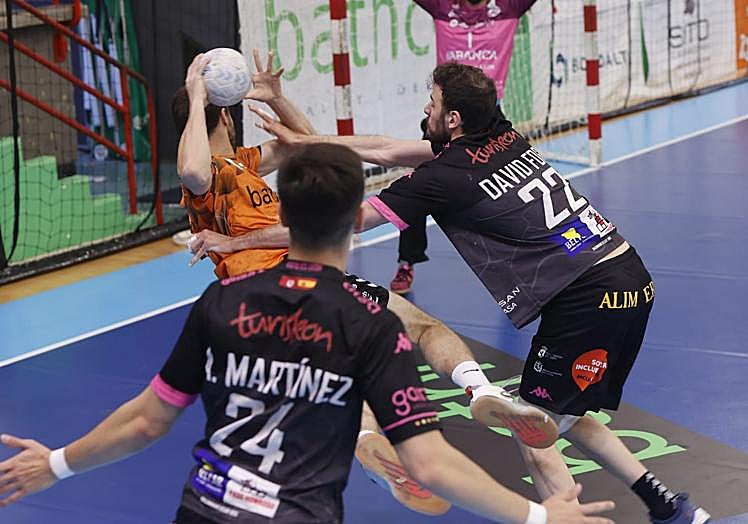 David Fernández, en una acción defensiva.