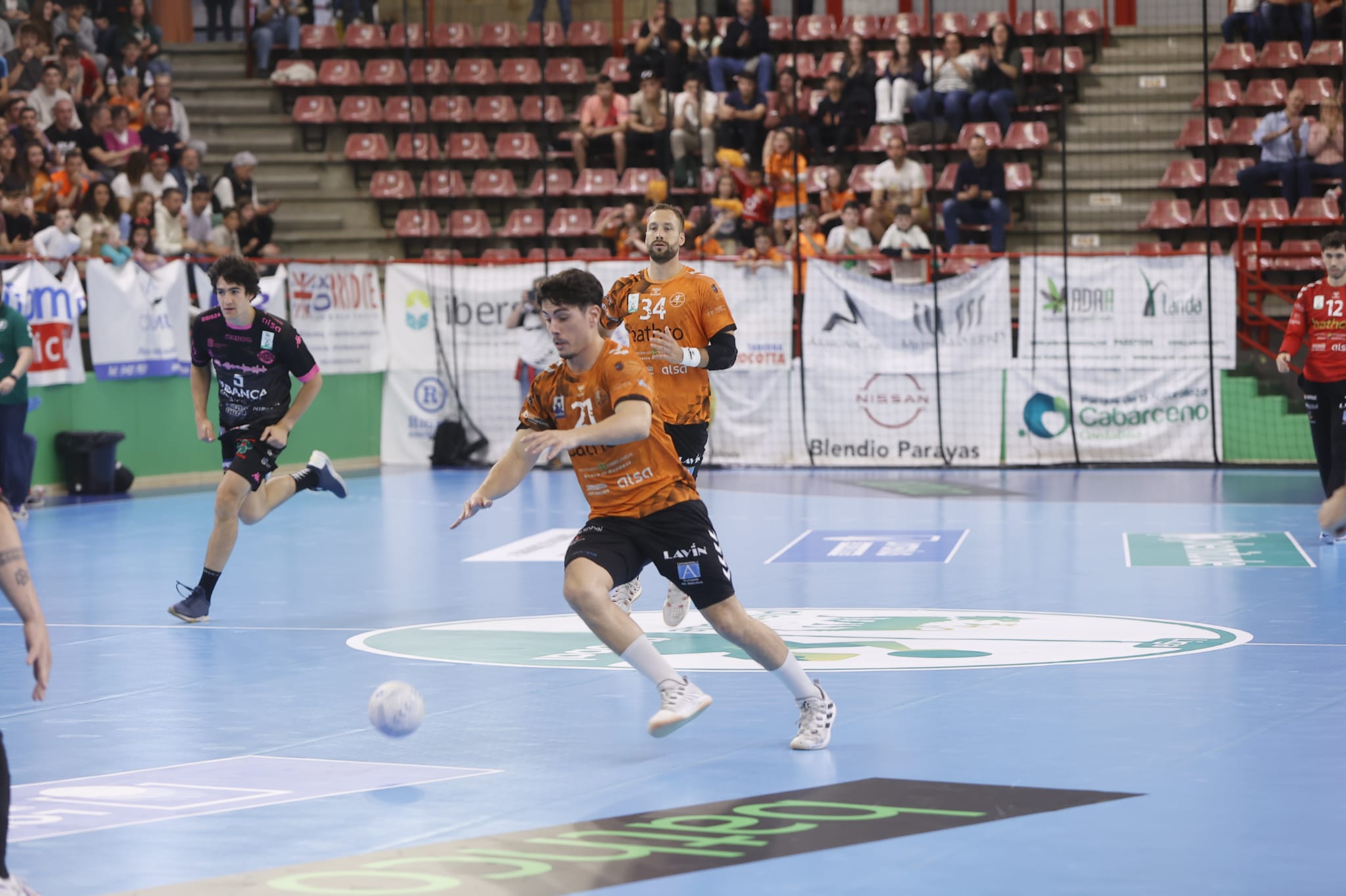 Traspié del Abanca Ademar en Torrelavega