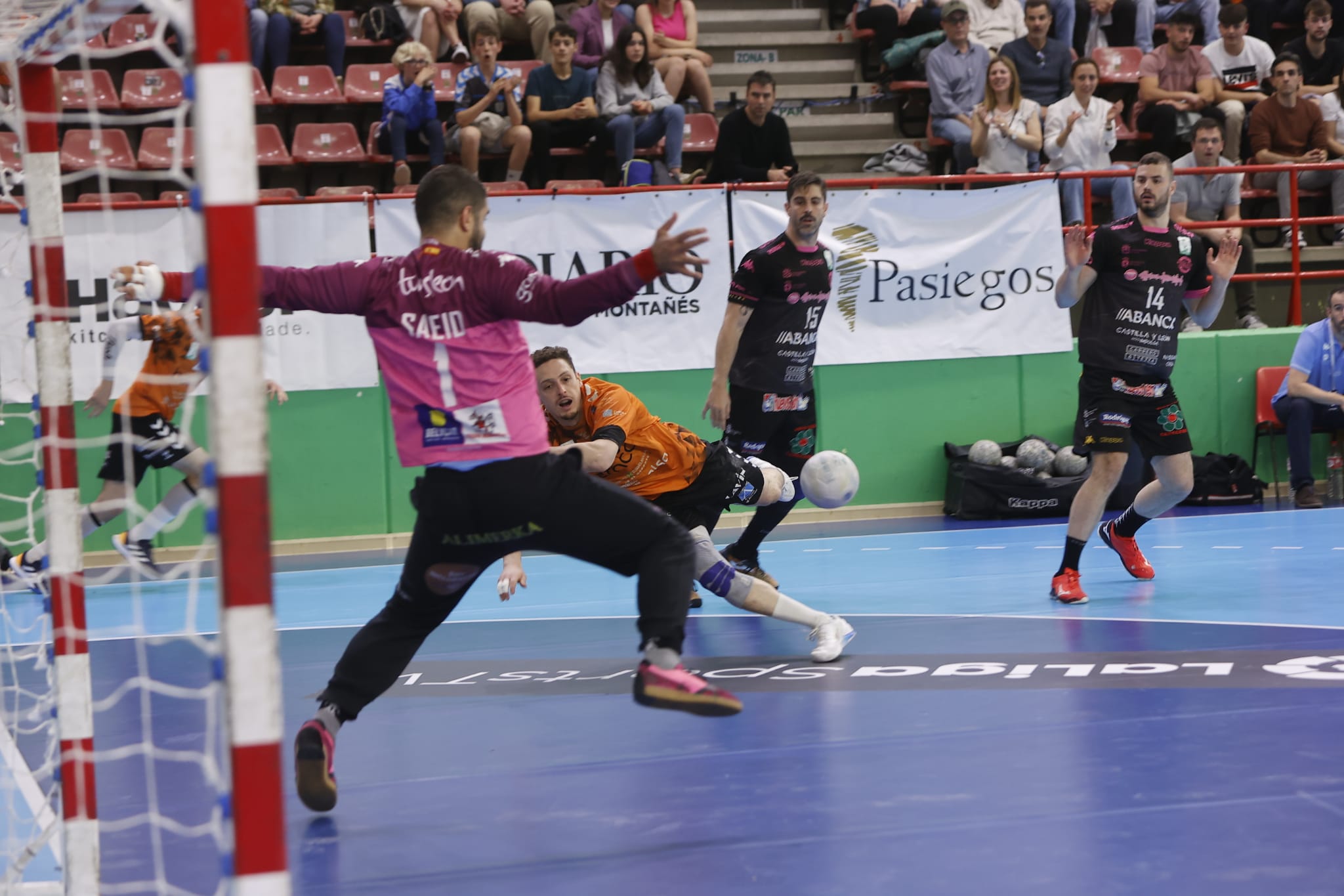 Traspié del Abanca Ademar en Torrelavega