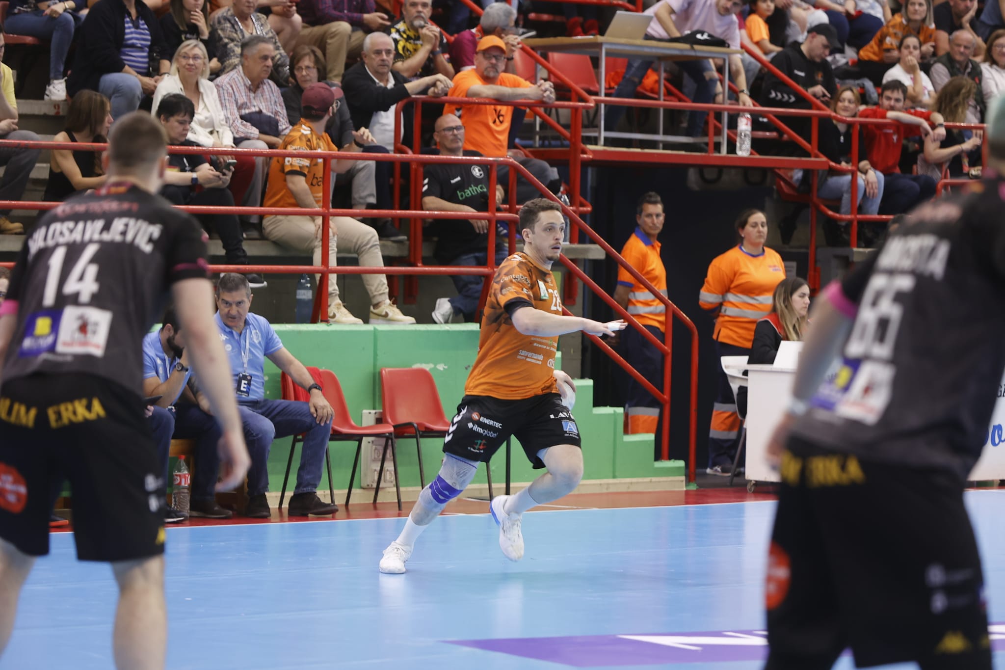 Traspié del Abanca Ademar en Torrelavega