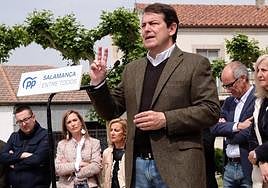 El presidente del PP de Castilla y León, Alfonso Fernández Mañueco, participa en un acto de campaña en Alba de Tormes, Salamanca