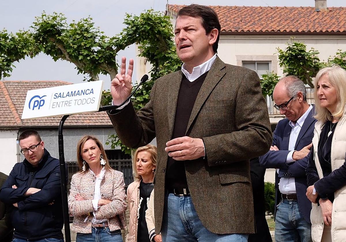 El presidente del PP de Castilla y León, Alfonso Fernández Mañueco, participa en un acto de campaña en Alba de Tormes, Salamanca