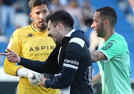 Salvi y Amelibia, con el aficionado que saltó al campo tras el 1-0.