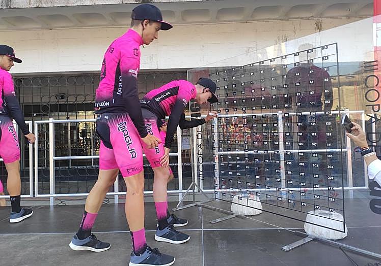 Imagen principal - Maglia Previley Bembibre Cycling Team durante la competición en Vigo.