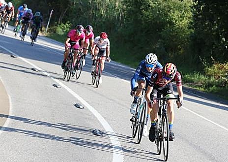 Imagen secundaria 1 - Maglia Previley Bembibre Cycling Team durante la competición en Vigo.