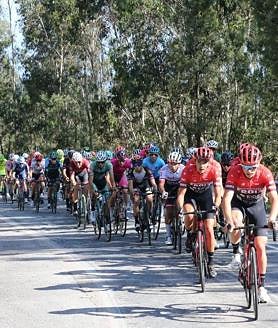 Imagen secundaria 2 - Maglia Previley Bembibre Cycling Team durante la competición en Vigo.