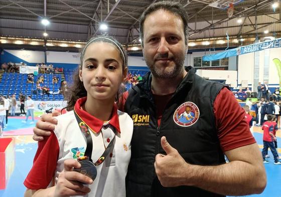 Chaima Zahraoui posa con su medalla de plata.