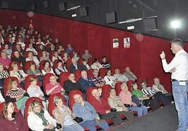 Juan Pablo Regadera en el abarrotado auditorio que acudió a su mitin en Valencia de Don Juan.
