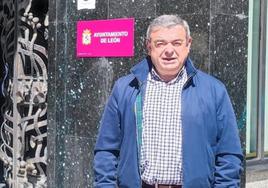 El candidato de Cs a la alcaldía de León, Justo Fernández, a las puertas del Ayuntamiento de León en Ordoño II.