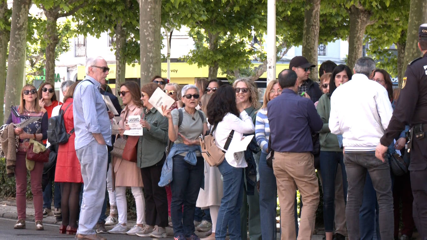 Un gran número de trabajadores del sector de la justicia se han concentrado frente a la Subdelegación de Gobierno de León.