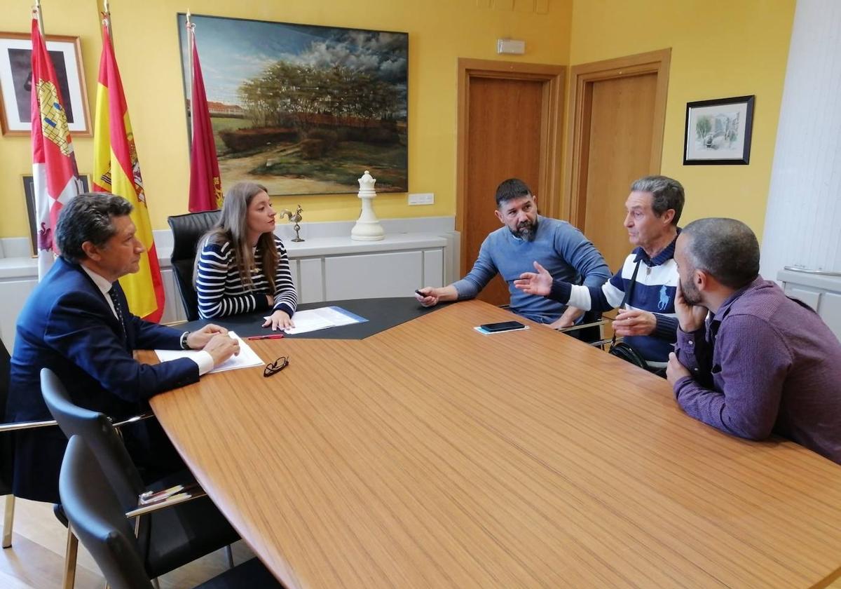 Un momento de la reunión mantenida en la delegación territorial de la Junta.