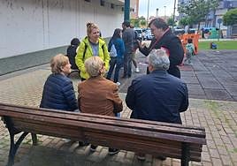 a candidata del PSOE de San Andrés del Rabanedo, Camino Cabañas, ha recorrido las calles de Trobajo del Camino junto a parte de su candidatura.