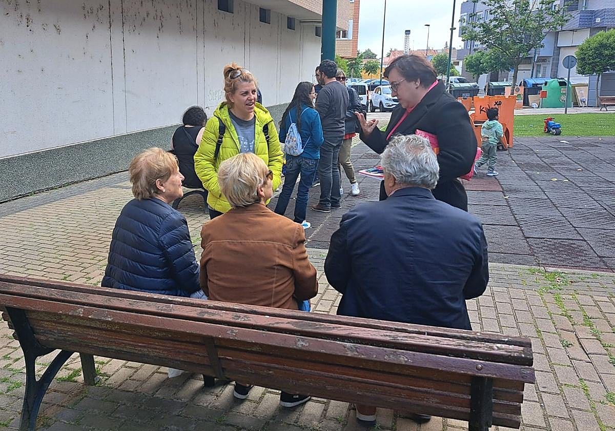 a candidata del PSOE de San Andrés del Rabanedo, Camino Cabañas, ha recorrido las calles de Trobajo del Camino junto a parte de su candidatura.
