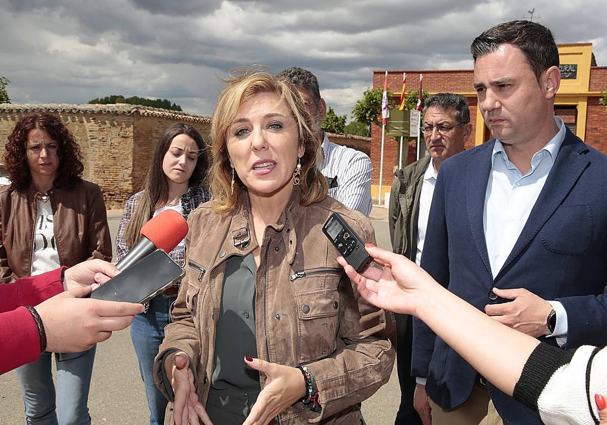 La secretaria federal de Agricultura del PSOE, Ana María Romero y el secretario provincial del PSOE, Javiel Alfonso Cendón, mantienen una reunión con regantes, agricultores, ganaderos y juntas agrarias de la comarca de Sahagún.