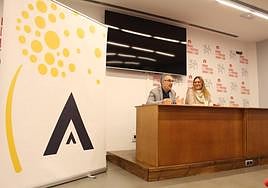 Nicanor Pastrana, en primer término, durante la rueda de prensa de presentación de su candidatura.