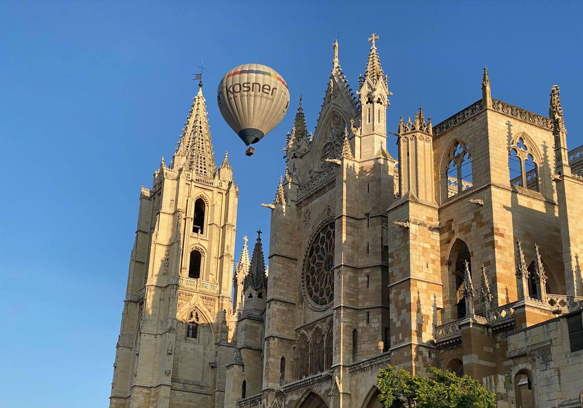 Imagen del globo a su paso por las inmediaciones de la Catedral de León.