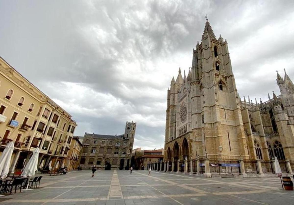 Imagen de la plaza de Regla de León.