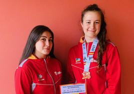 Ana Martínez, a la derecha, posa con su medalla de bronce.