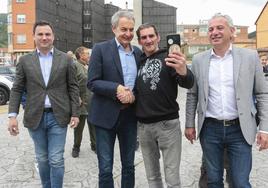 El expresidente del Gobierno José Luis Rodríguez Zapatero visita la localidad leonesa de Cistierna y mantiene un encuentro con la candidatura del PSOE. Junto a él, el secretario provincial del PSOE, Javier Alfonso Cendón y el candidato a la Alcaldía, Nicanor Sen.