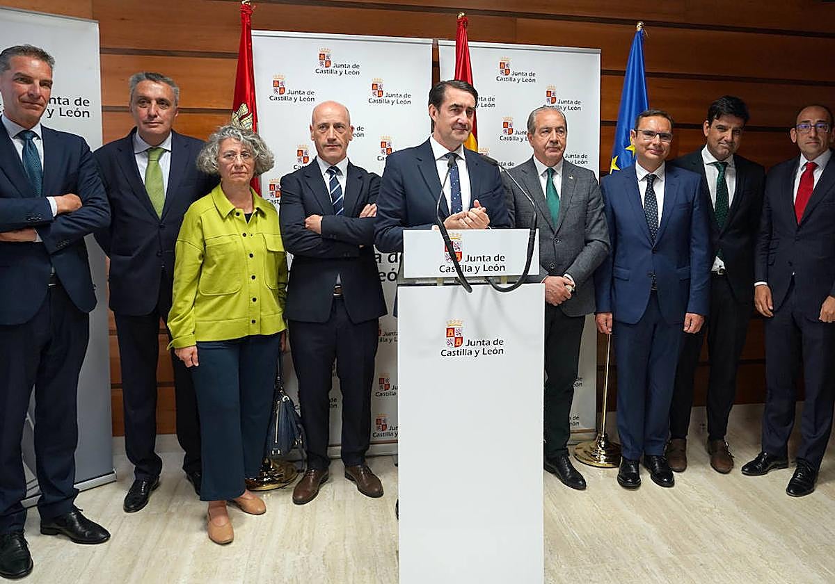 El consejero de Medio Ambiente, Vivienda y Ordenación del Territorio, Juan Carlos Suárez-Quiñones, participa en el acto de firma del acuerdo entre la Junta y las entidades financieras para la concesión de garantías destinadas a facilitar el acceso de jóvenes a la vivienda en régimen de propiedad.