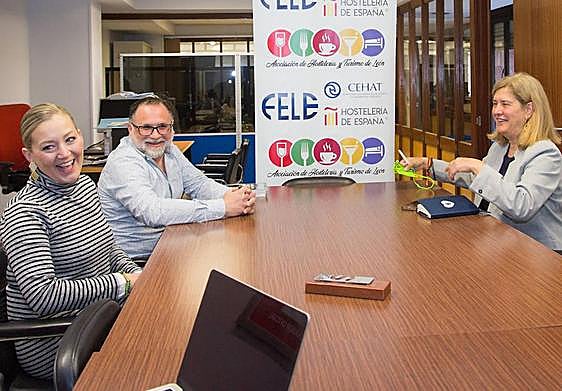 Margarita Torre reunida con Óscar García y Paula Álvarez, de Hostelería León.