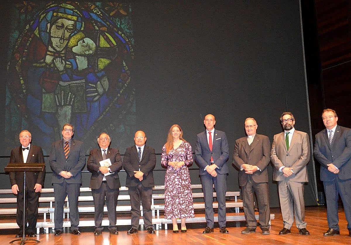 Foto de familia durante los actos conmemorativos de la Asociación de Antiguos Alumnos Agustinianos de León.
