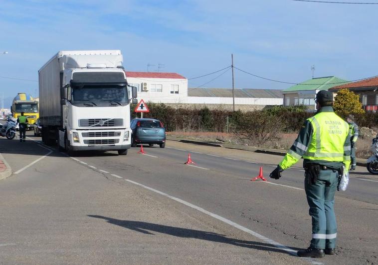 Interceptan en la A-6 en Carracedelo al conductor de un camión de mercancías peligrosas que circulaba bajo los efectos de las drogas