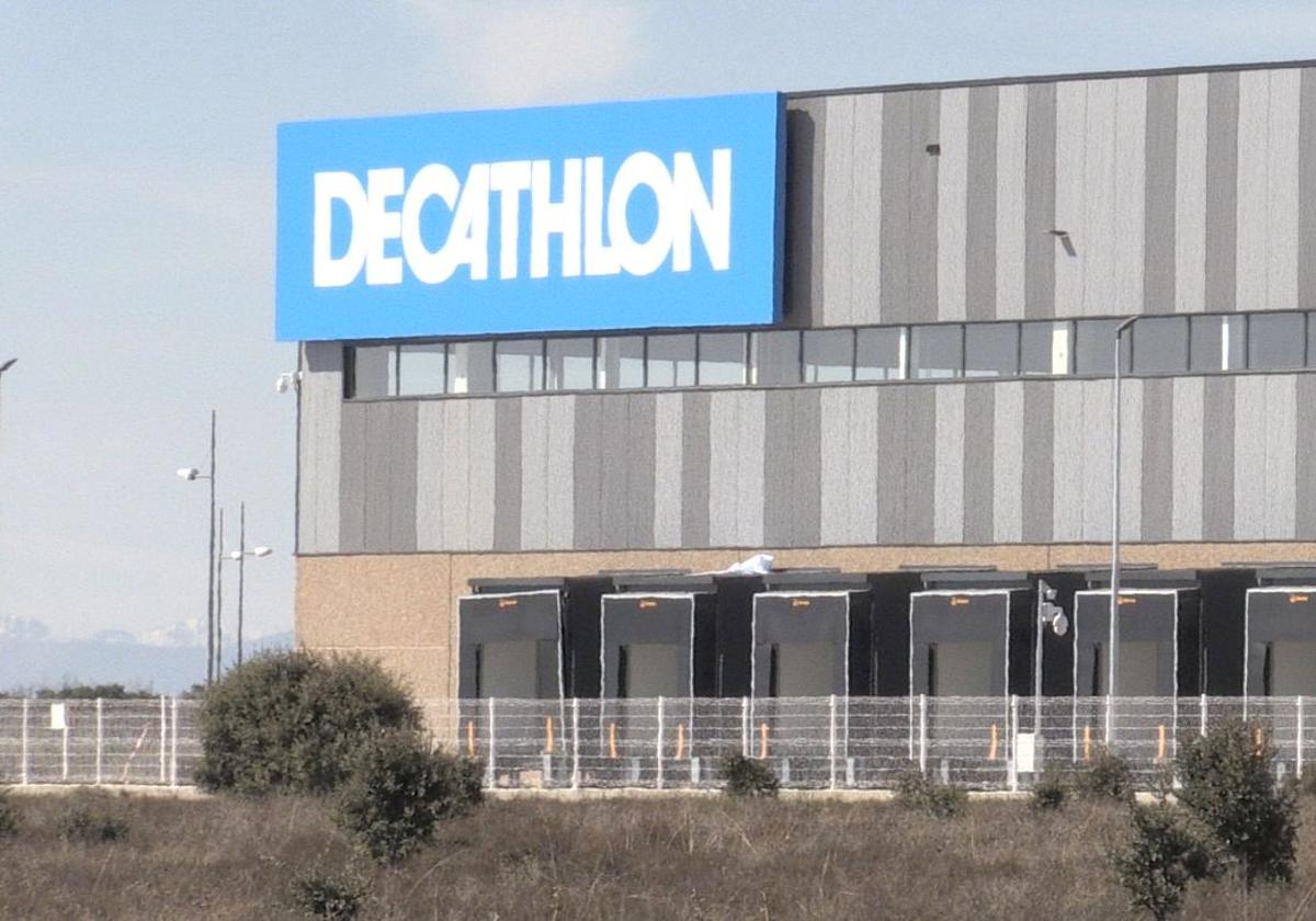 Imagen de la plataforma logística de Decathlon en Villadangos, que ahora pasa a manos de Iroko ZEN.