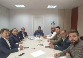 La Federación Leonesa de Empresarios se reñune con representantes de UGT en León.