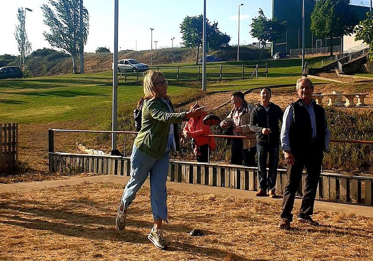 La candidata popular Noelia Álvarez visita Ferral del Bernesga y paticipa en el juego de los bolos.