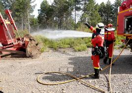 Un centenar de fectivos de la Unidad Militar de Emergencias (UME) 40 vehículos con diferentes operativas se citan en la localidad de Torre del Bierzo para realizar prácticas en la lucha contra el fuego.